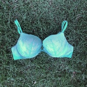 ⭐️Victoria’s Secret Very Sexy Push Up Bra 34DD⭐️
